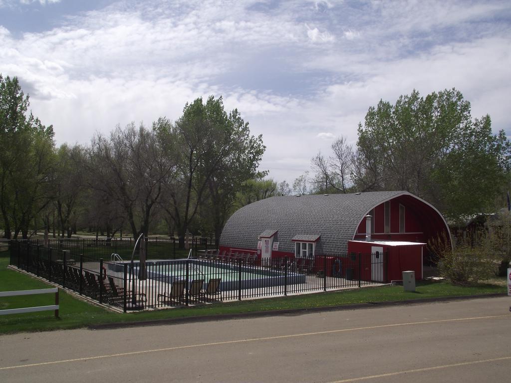 Dinosaur Trail Rv Resort & Cabins Drumheller Bagian luar foto