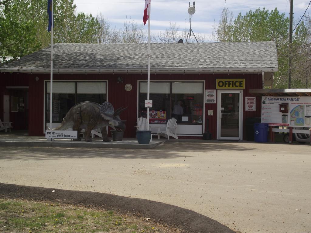 Dinosaur Trail Rv Resort & Cabins Drumheller Bagian luar foto