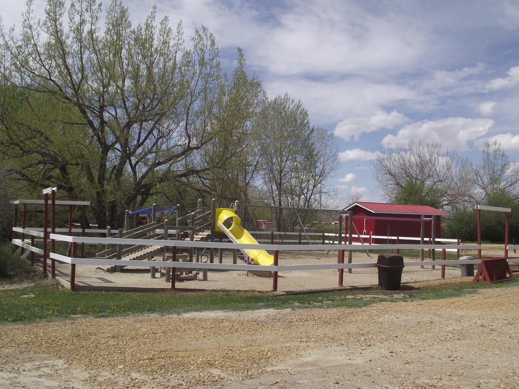 Dinosaur Trail Rv Resort & Cabins Drumheller Bagian luar foto